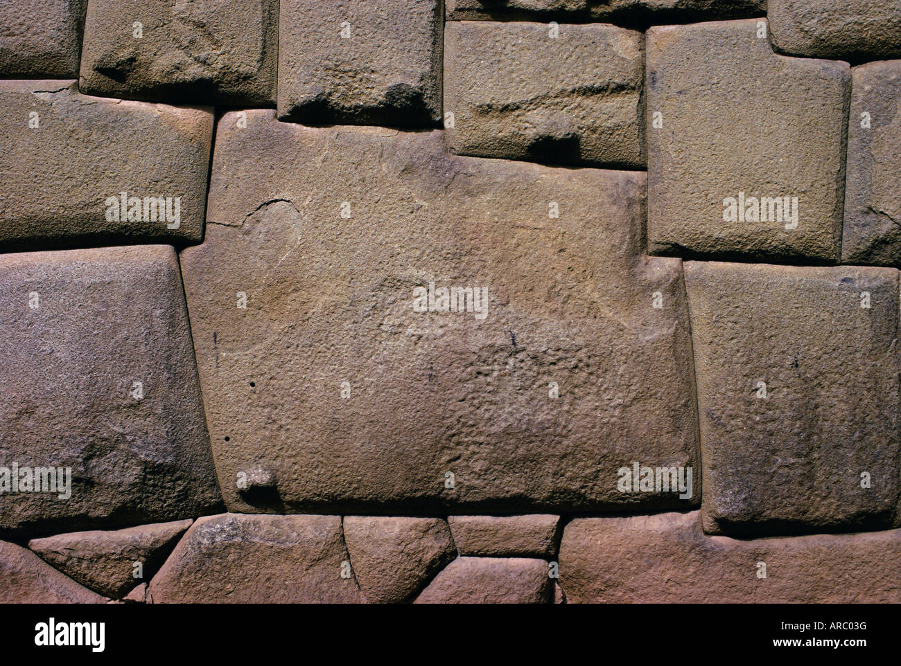 La pietra dei dodici angoli, il Palazzo Inca di Hatunrumiyoc, Cuzco, Perù Foto Stock