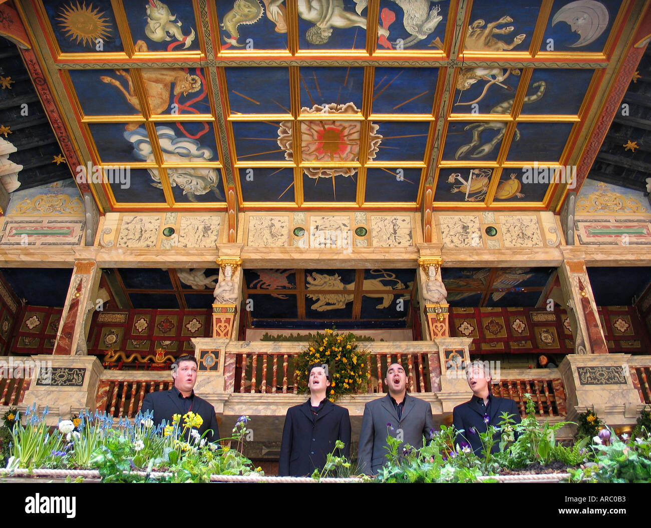 Gli attori di eseguire a Shakespeare Globe Theatre London Inghilterra England Foto Stock