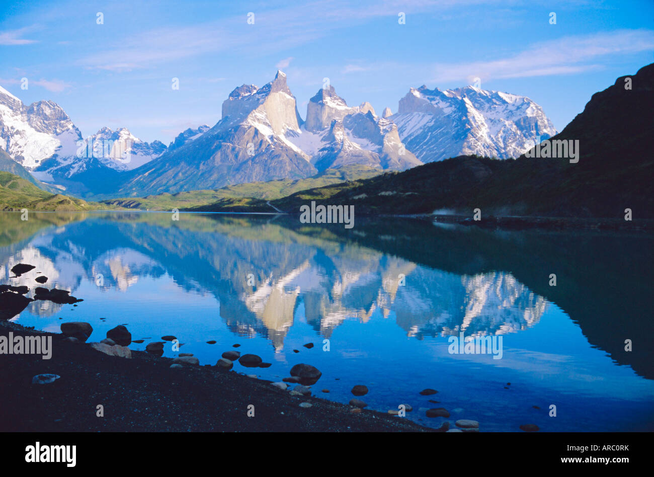 Il Cile, Patagonia, parco nazionale Torres del Paine, Cuernos Del Paine (2,600m) dal Lago Pehoe Foto Stock