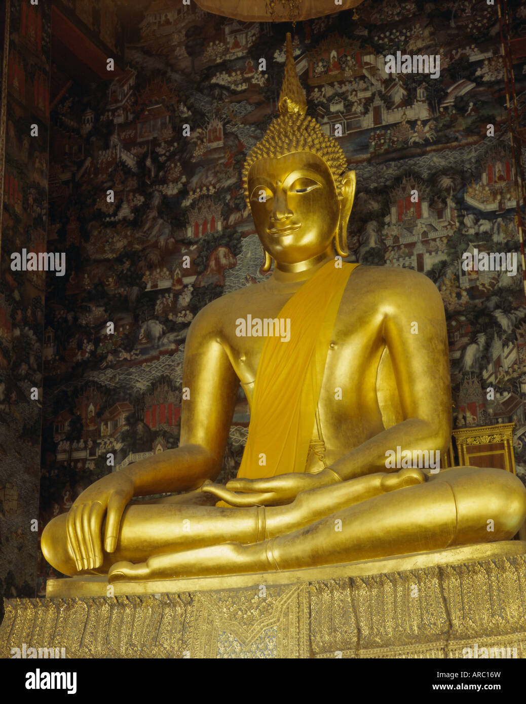 Il Buddha di bronzo, Sri Sakyamuni, risalente al XIV secolo, Wat Suthat di Bangkok, Thailandia, Asia Foto Stock