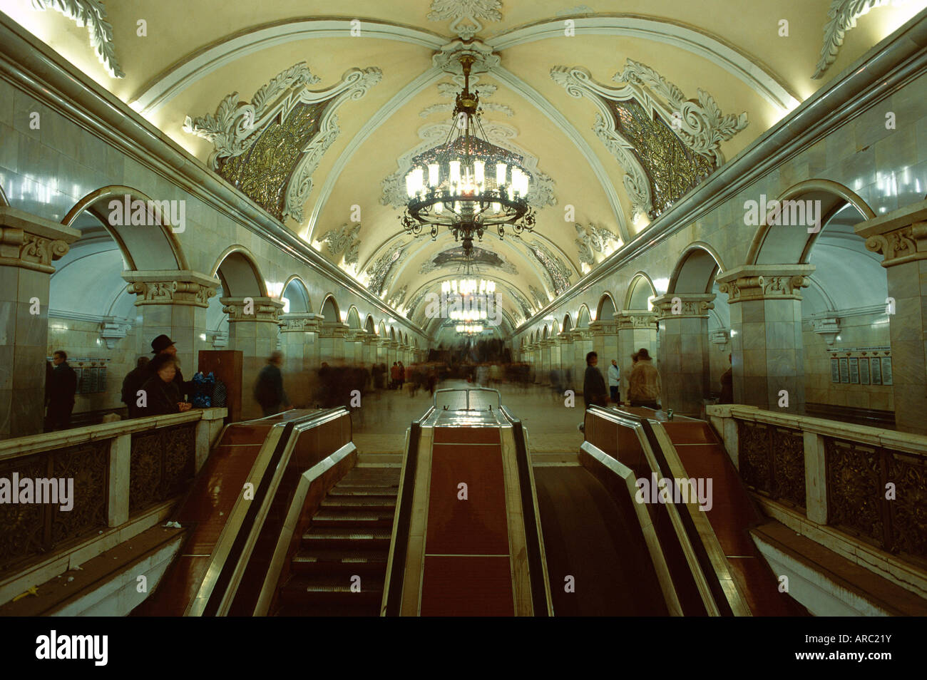 Interno di una stazione della metropolitana, con affreschi sul soffitto, lampadari e sale in marmo, Mosca, Russia, Europa Foto Stock