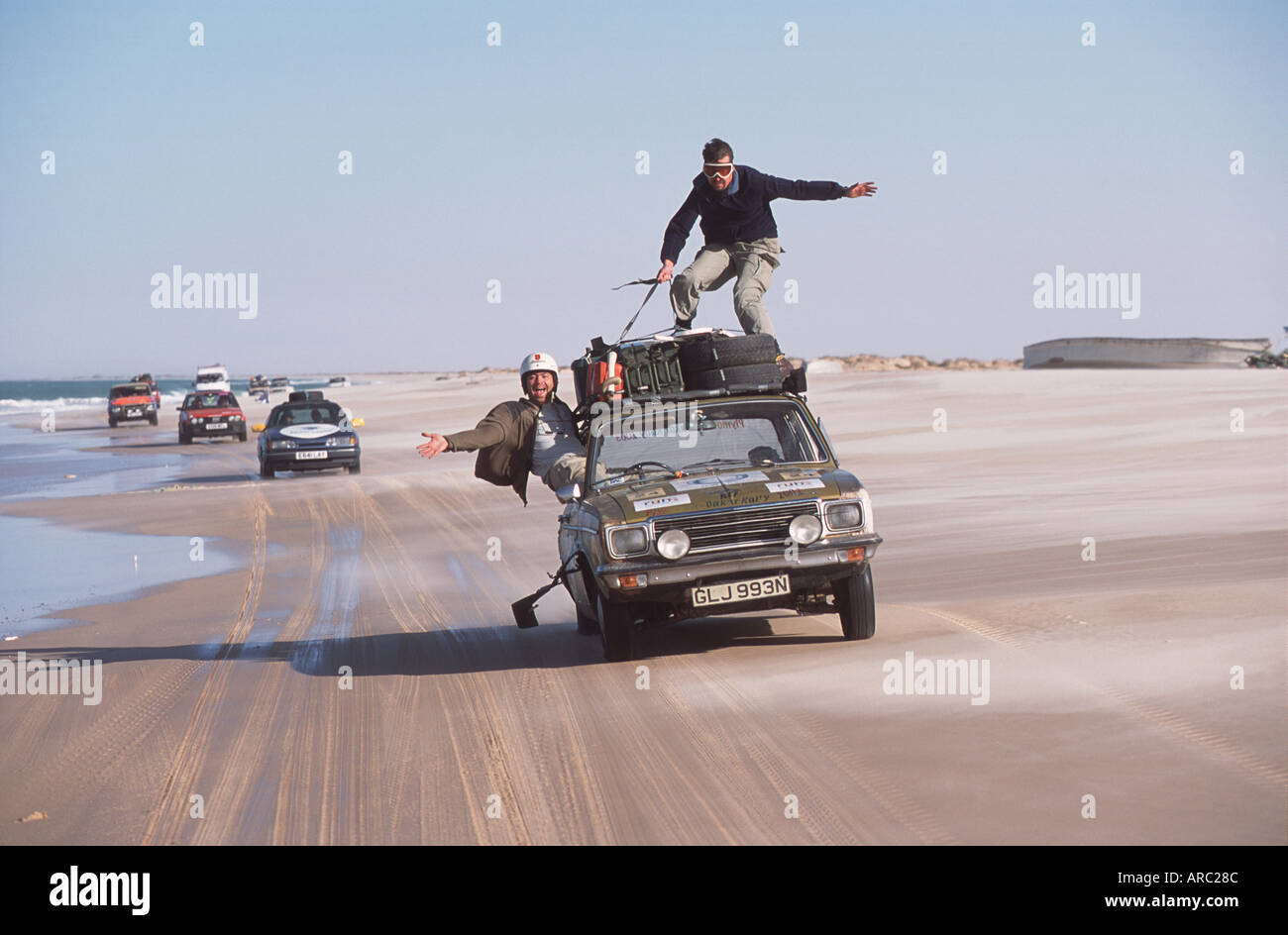 Plymouth Dakar Rally Cars Race lungo il lato della spiaggia in Mauritania auto surf Foto Stock