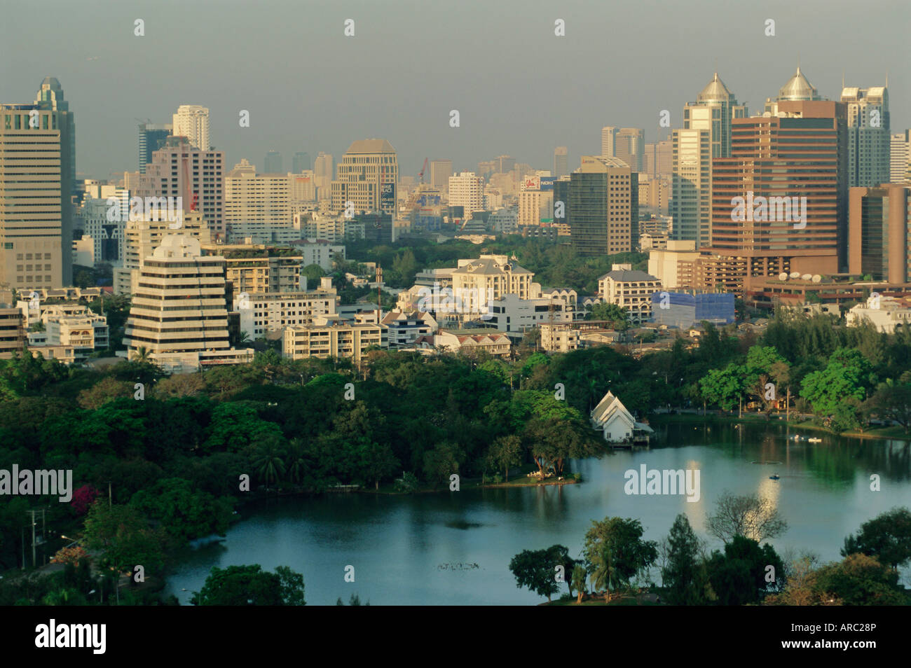 Skyline oltre il Parco Lumphinee, Bangkok, Thailandia, Asia Foto Stock