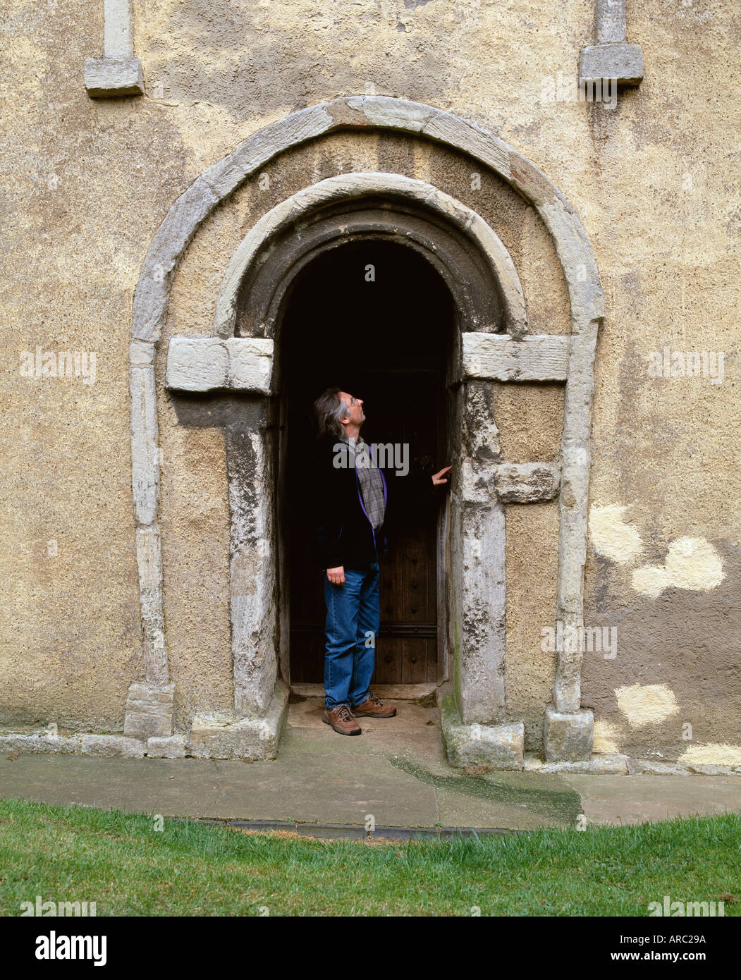 Saxon porta alla Chiesa di Tutti i Santi, Earls Barton, Northamptonshire, Inghilterra Foto Stock