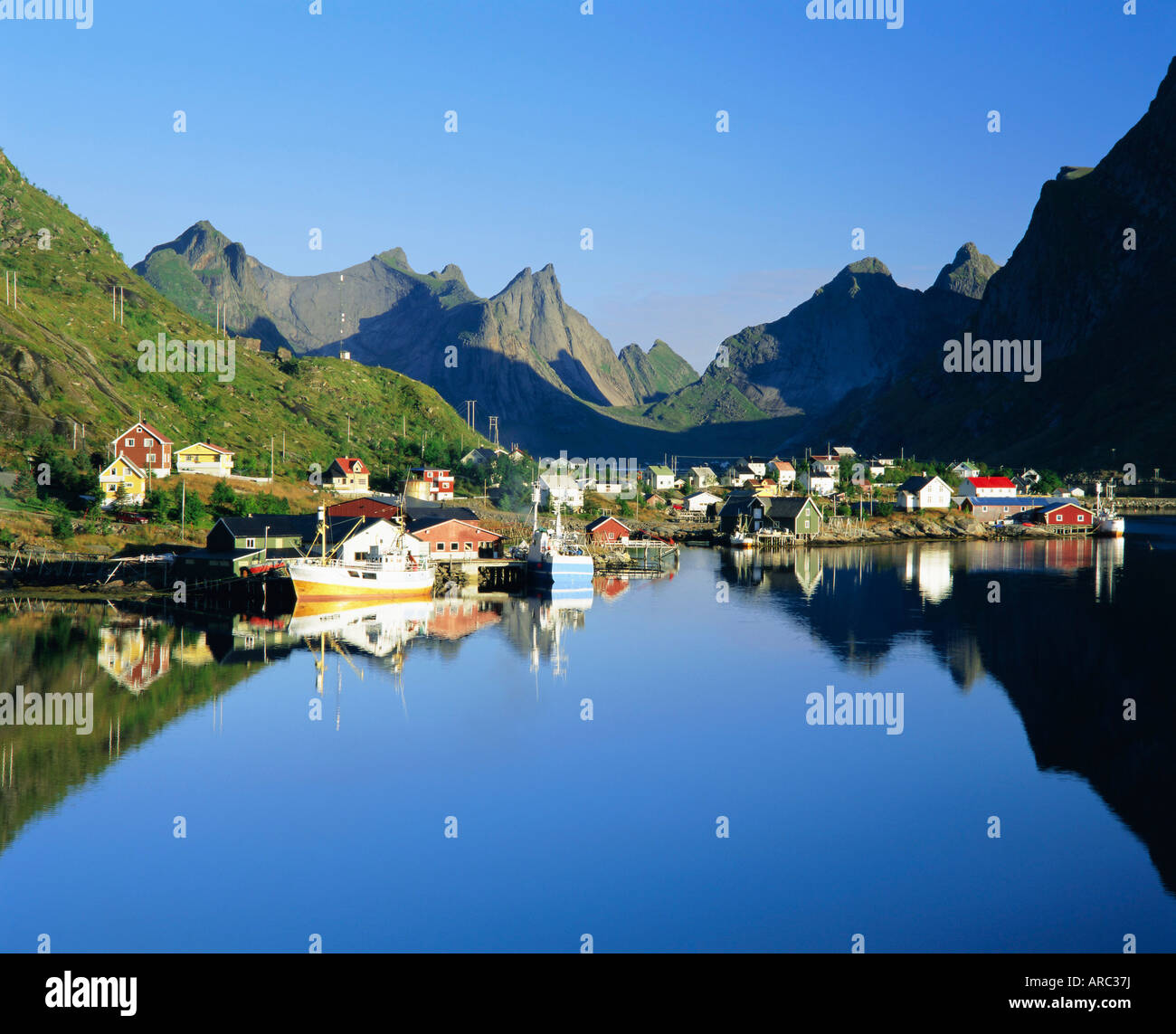Riflessioni, Reine villaggio sul Moskenesoya, Isole Lofoten, Nordland, Norvegia, Scandinavia, Europa Foto Stock