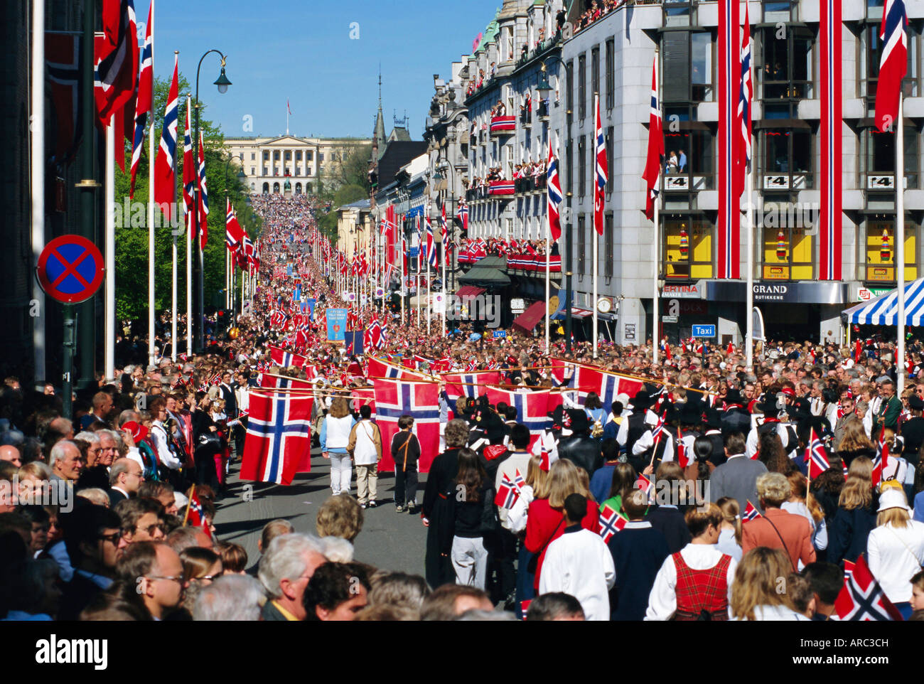 Vista del Palazzo Reale, Norvegese Giornata Nazionale (17 maggio) a Oslo, Norvegia, Scandinavia, Europa Foto Stock