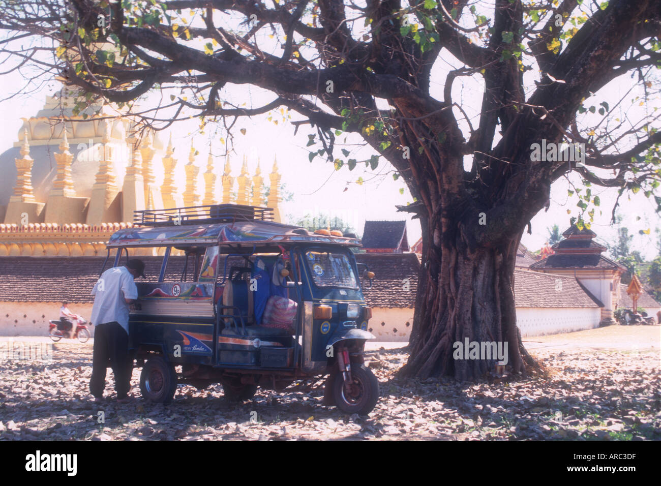 Un tuk tuk fuori del Golden Wat Vientiane Laos Foto Stock