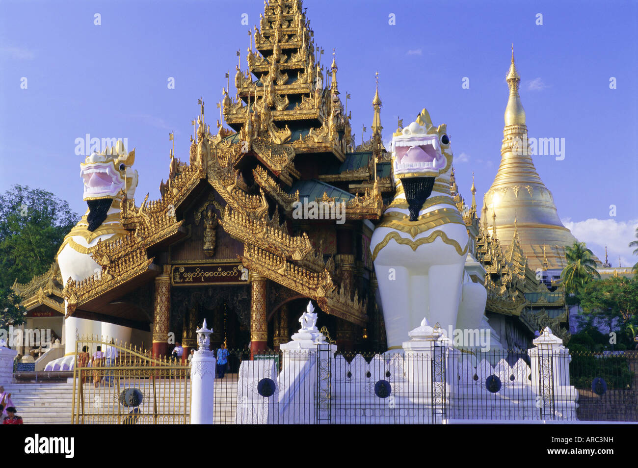 Ornati in entrata sud di Shwedagon Paya (Shwe Dagon pagoda), Yangon (Rangoon), Myanmar (Birmania), Asia Foto Stock