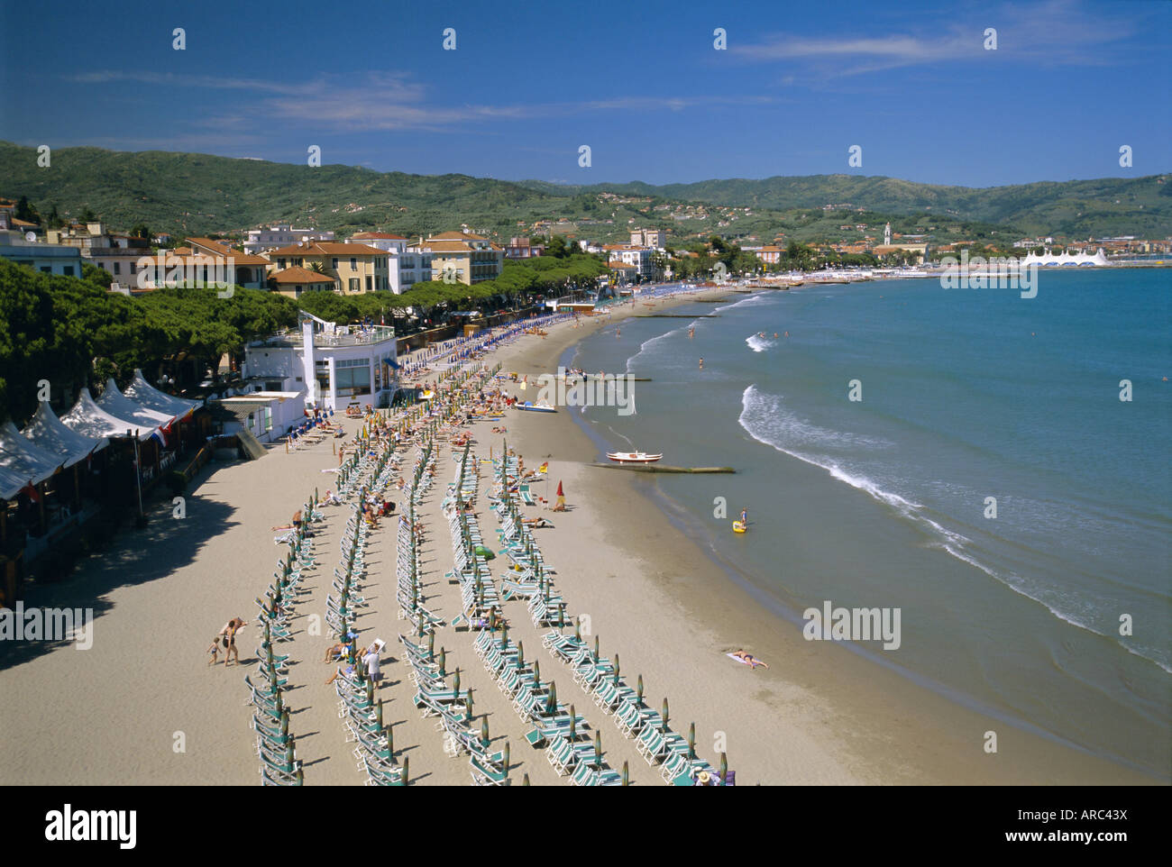Fronte spiaggia e vista città, Diano Marina, Riviera Ligure, Liguria, Italia, Europa Foto Stock