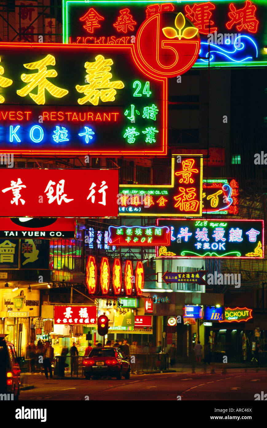 Illuminati al neon segni di strada, Nathan Road in Tsimshatsui, Hong Kong Foto Stock