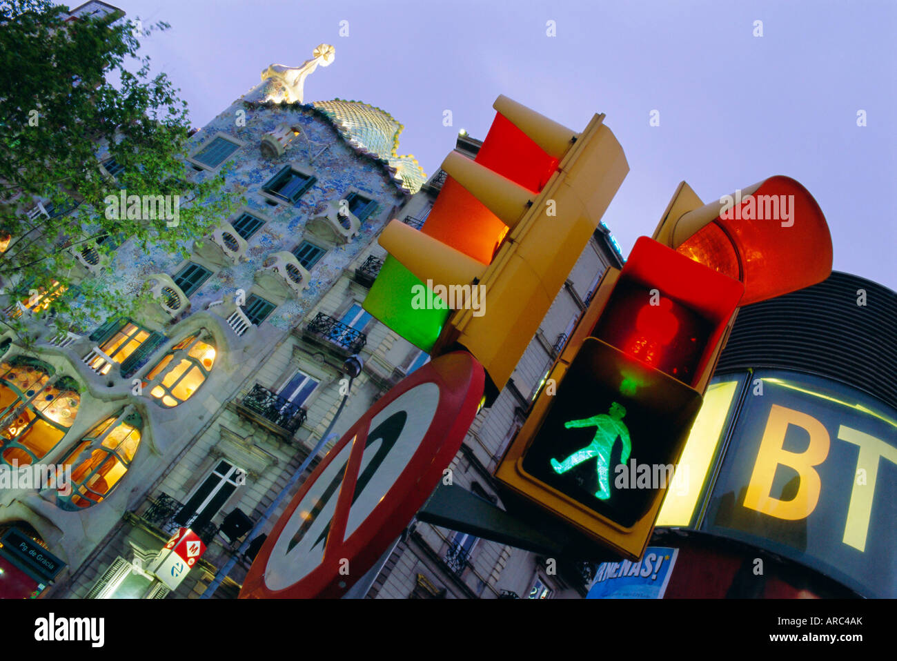 Casa Balli, l'architettura di Gaudi e indicazioni stradali, Barcellona, Spagna Foto Stock