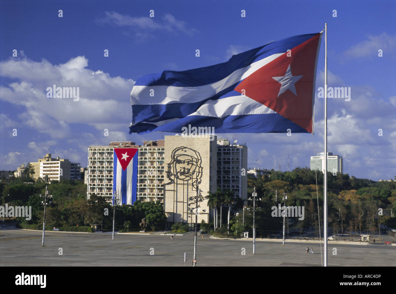 Bandiera cubana battenti fuori del Ministerio del interno, Plaza de la Revolucion, Havana, Cuba, West Indies, America Centrale Foto Stock