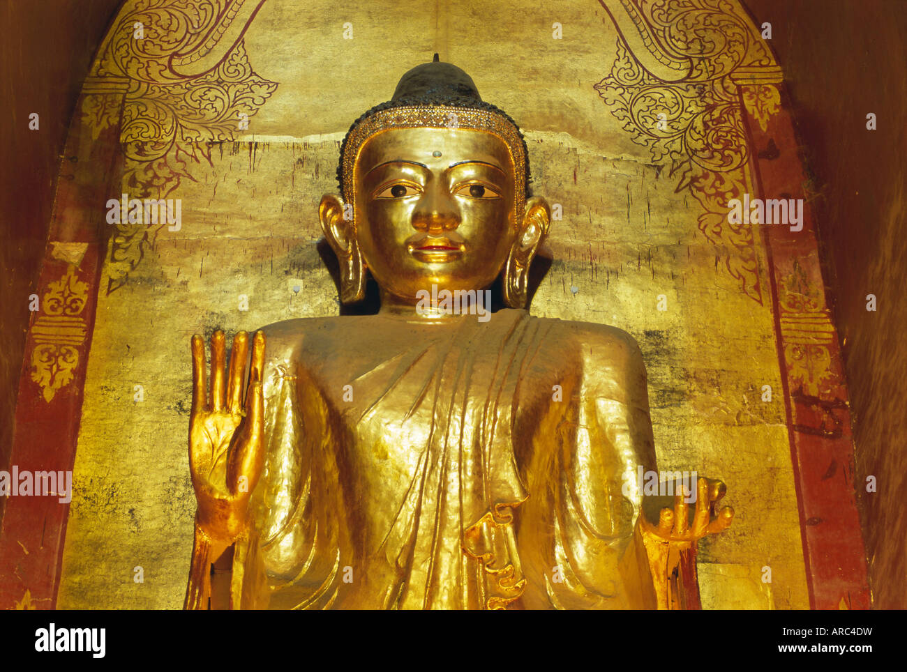 In piedi la statua di Buddha, Ananda Pahto tempio, Bagan (pagano), Myanmar (Birmania), Asia Foto Stock