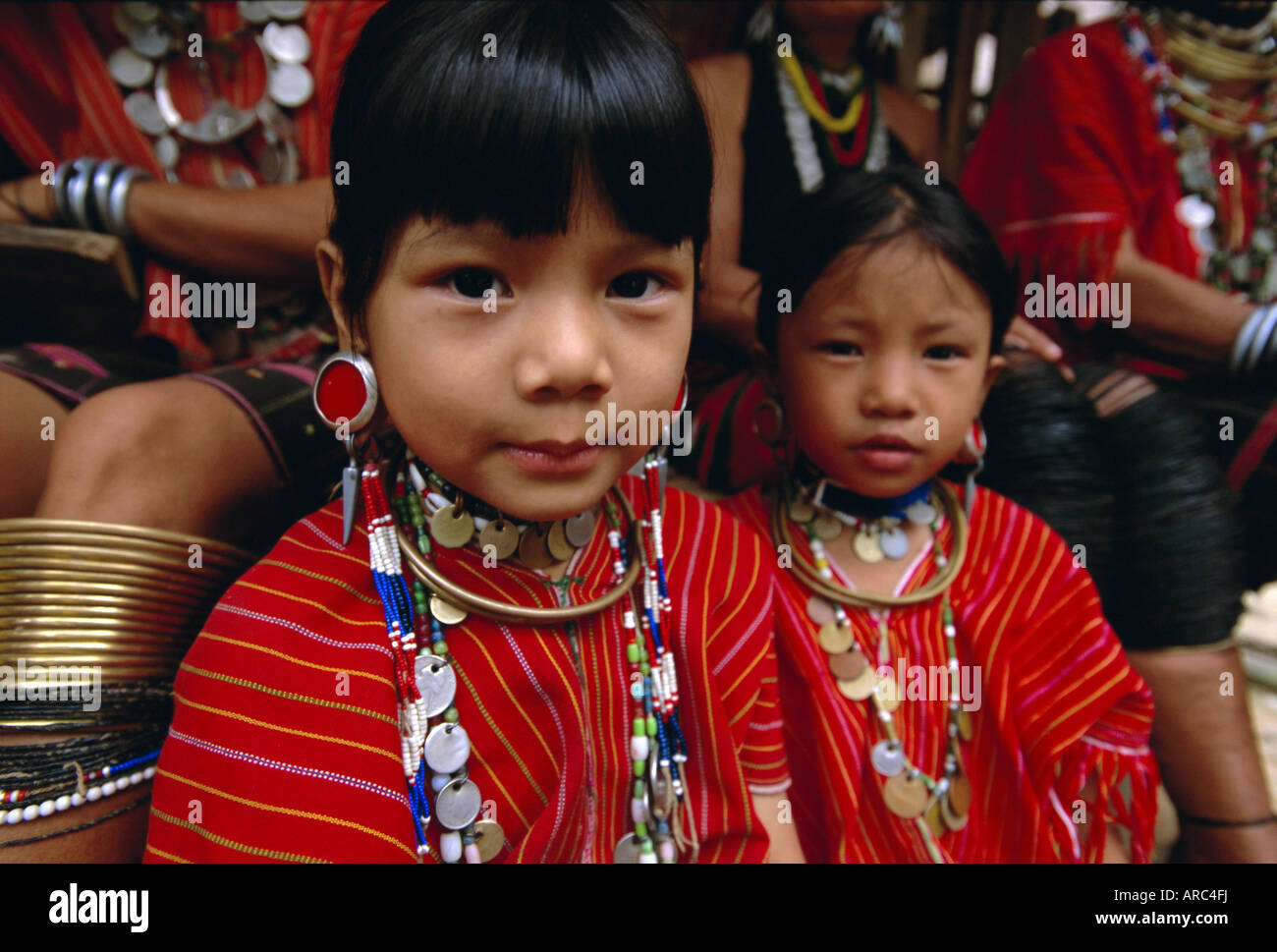 Due "grandi orecchie' tribù Padaung ragazze in Nai Soi, Mae Hong Son Provincia, Thailandia, Asia Foto Stock