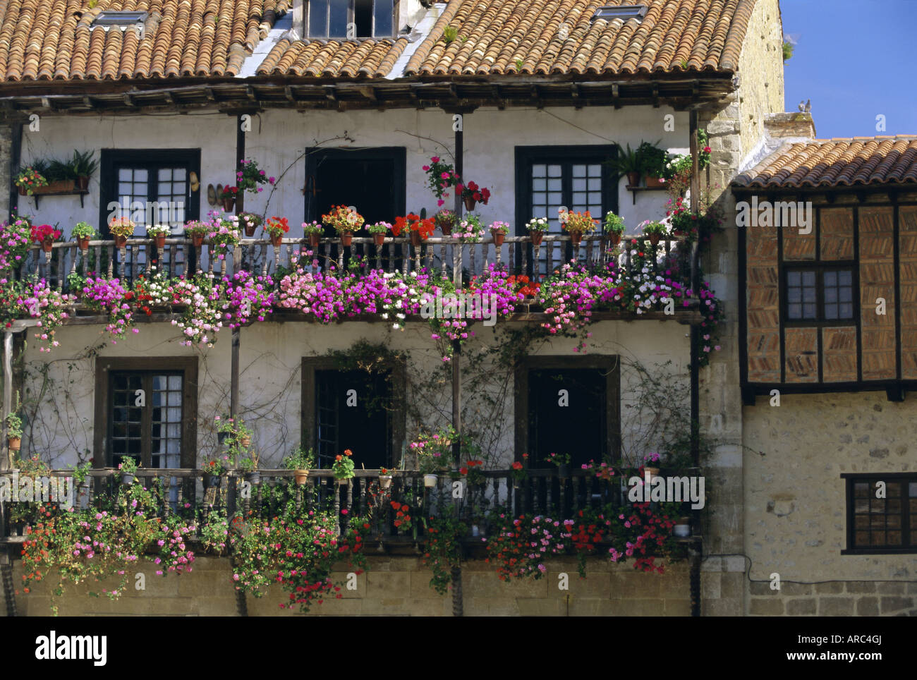 Casa con balconi e fiori, Santilla del Mar, Cantabria, Spagna, Europa Foto Stock