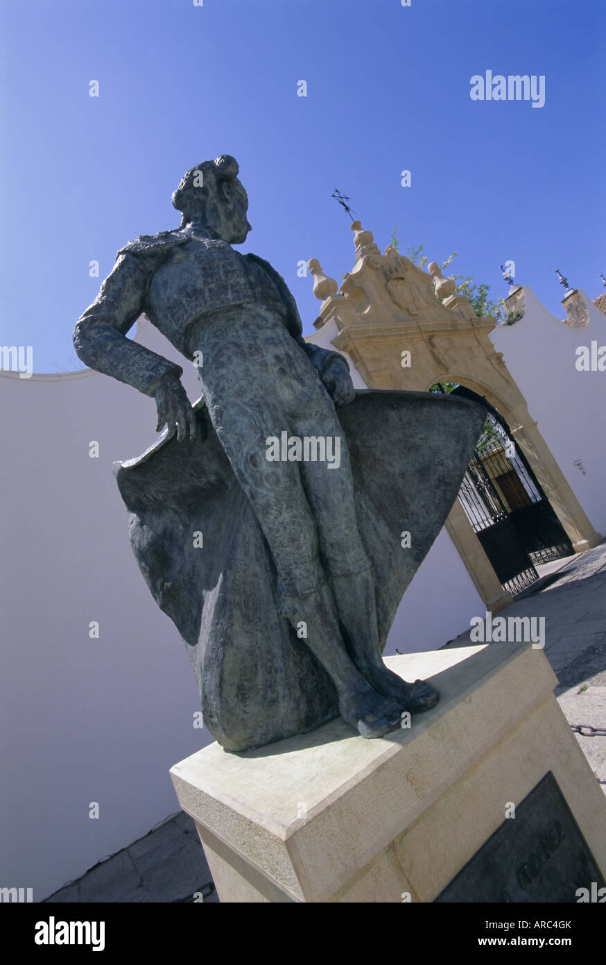Matador statua al di fuori del Bull Ring, Ronda, Andalusia (Andalusia), Spagna, Europa Foto Stock