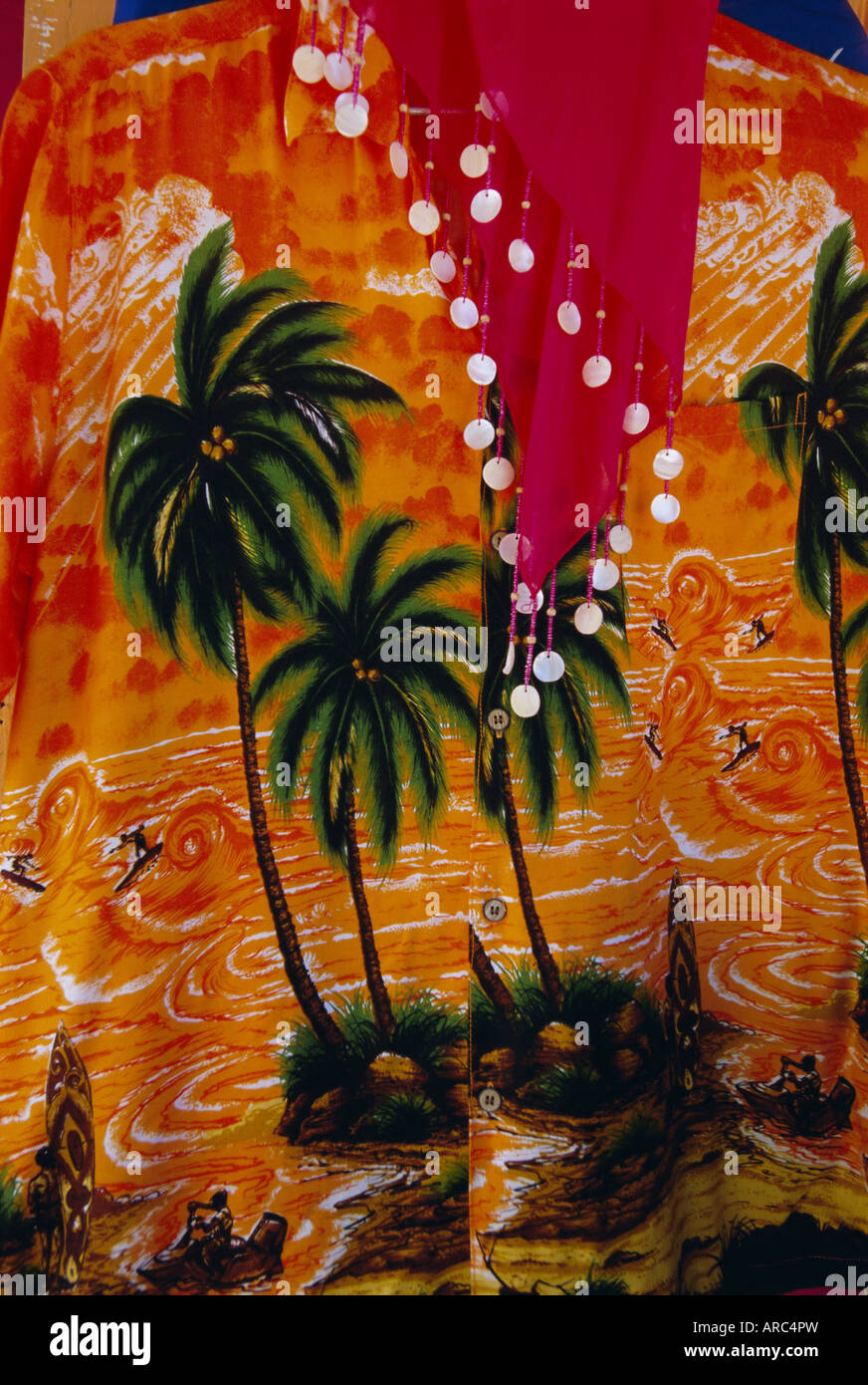 Abiti colorati appesi in un negozio, Santa Lucia, isole Windward, West Indies, dei Caraibi e America centrale Foto Stock