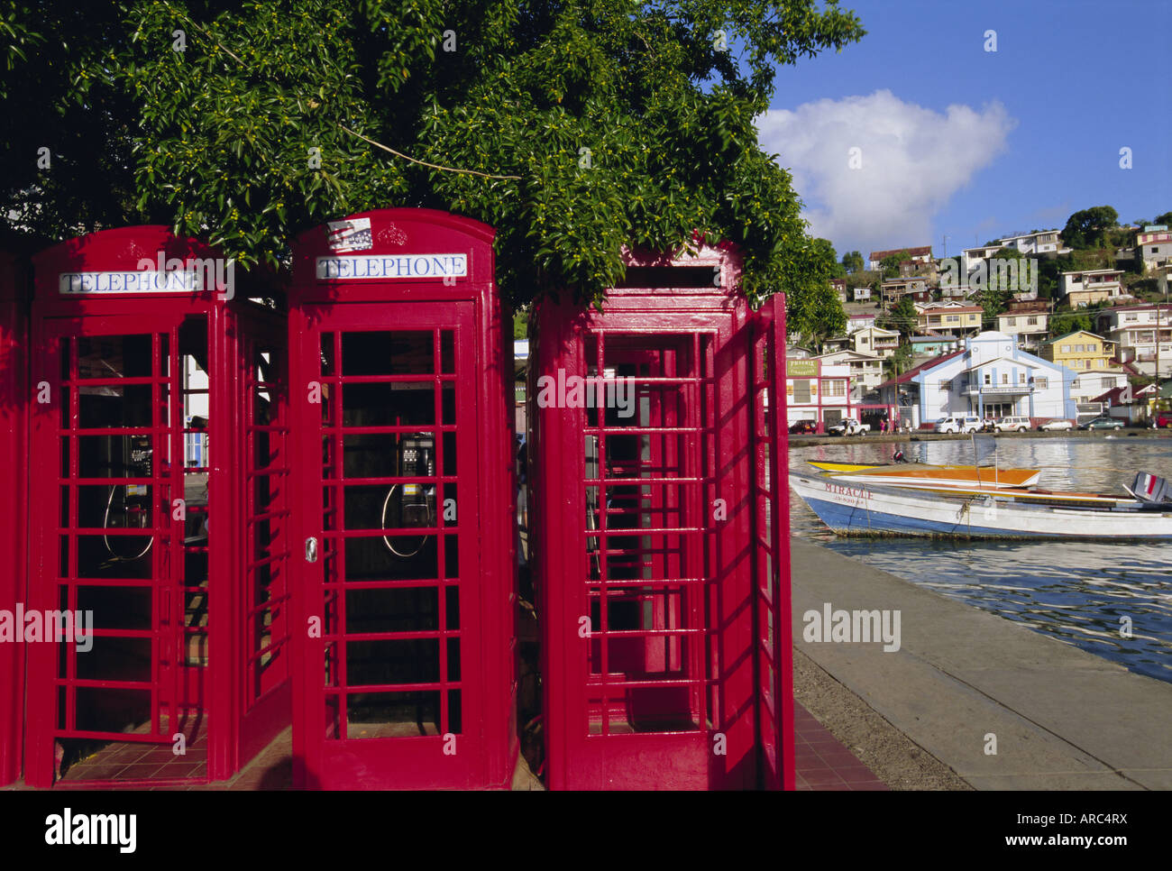 Cabine telefoniche rosse, St George, Grenada, isole Windward, West Indies, dei Caraibi e America centrale Foto Stock