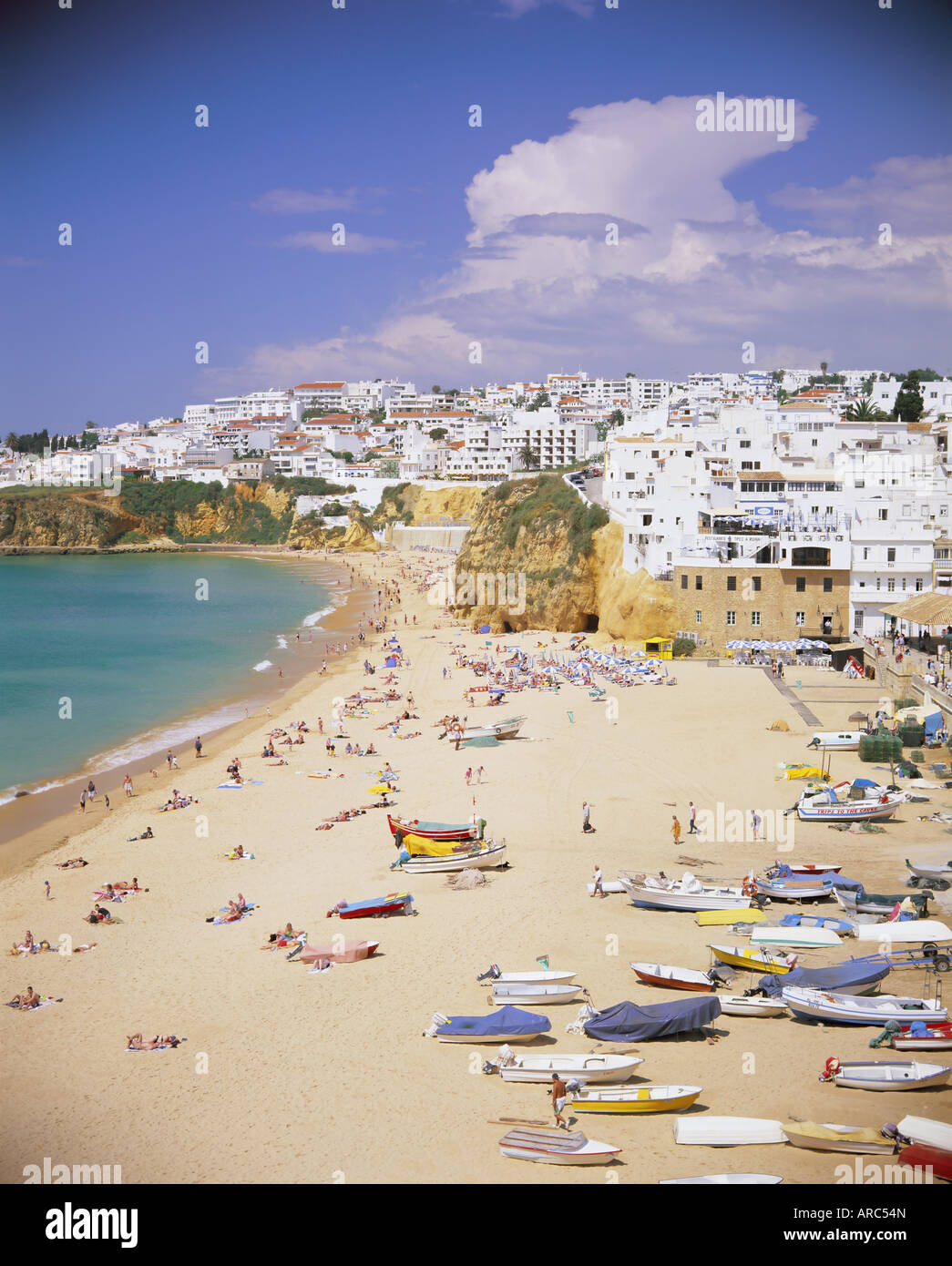 La spiaggia e la città, Albufeira, Algarve, Portogallo, Europa Foto Stock