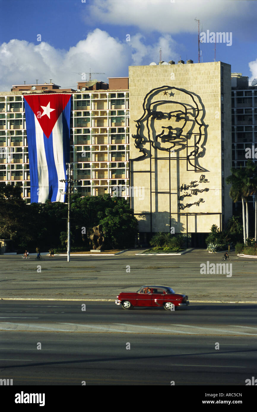 Bandiera di Cuba al di fuori del Ministerio del interno a Plaza de la Revolucion, Havana, Cuba, West Indies, America Centrale Foto Stock