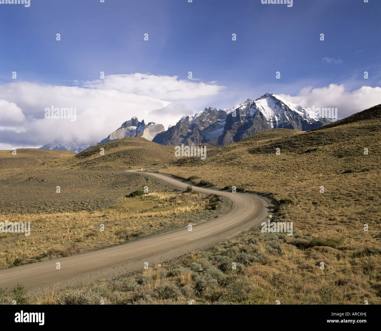 Strada che conduce a Cuernos del Paine montagne, Parco Nazionale Torres del Paine, Patagonia, Cile, Sud America Foto Stock