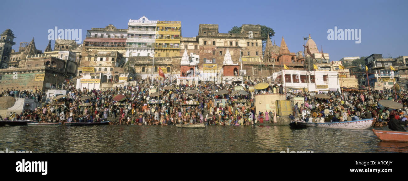 Gli indù la balneazione nelle prime ore del mattino nel sacro Gange lungo Dasaswamedh Ghat Varanasi, nello stato di Uttar Pradesh, India Foto Stock