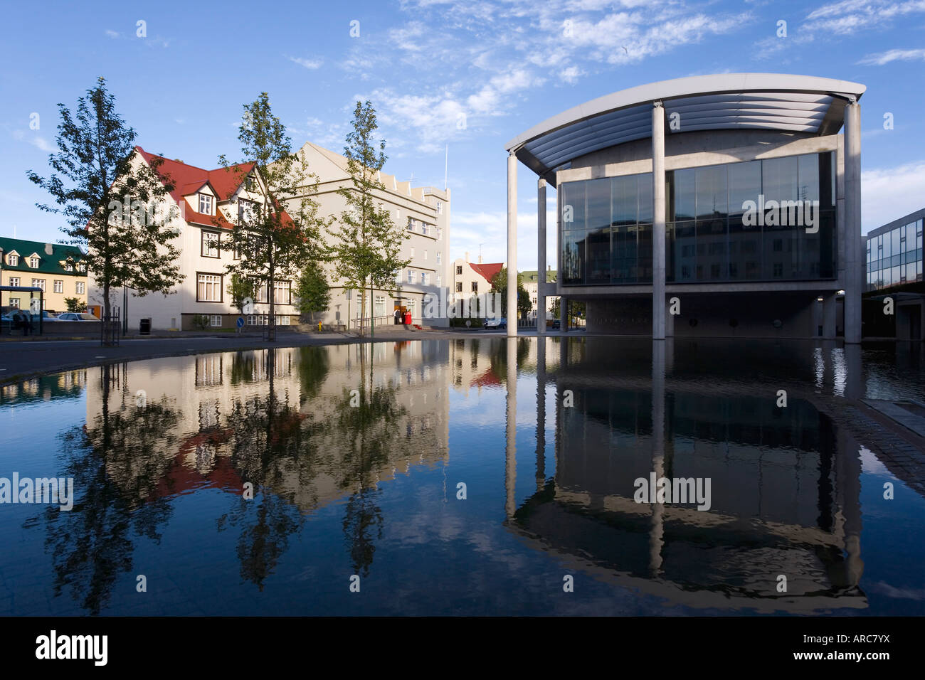 Il Radhus (Municipio), una costruzione angolare di calcestruzzo, Lago Tjorn, zona centrale, Reykjavik, Islanda, regioni polari Foto Stock