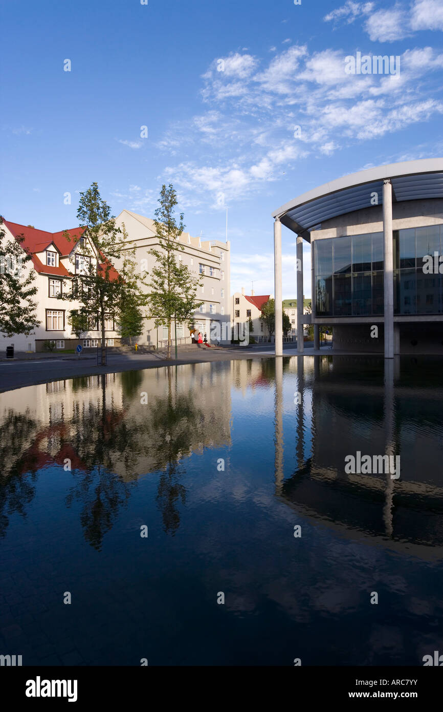 Il Radhus (Municipio), una costruzione angolare di calcestruzzo, Lago Tjorn, zona centrale, Reykjavik, Islanda, regioni polari Foto Stock