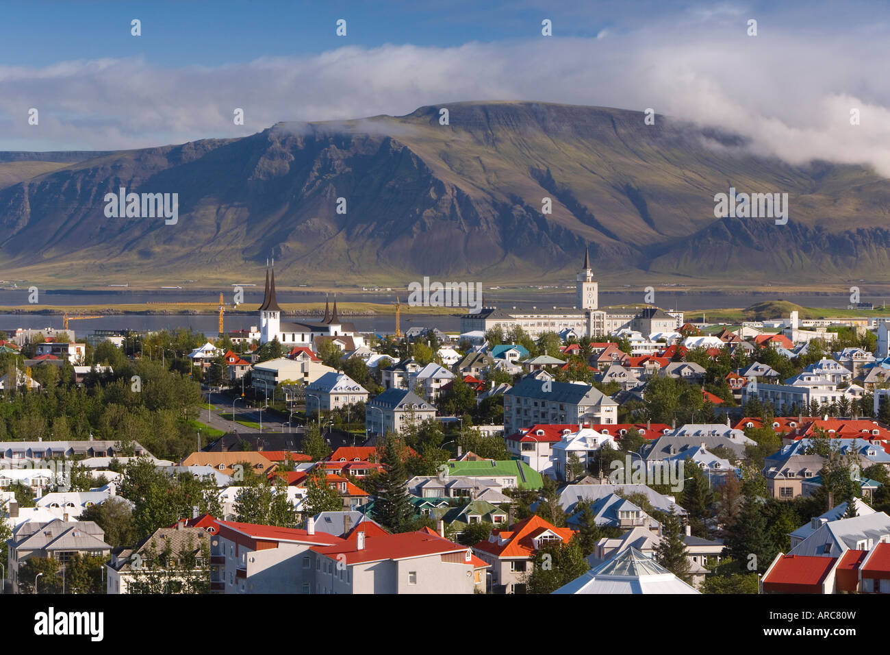 Vista da Perlan di case colorate, le chiese e il porto della città di Reykjavik, Islanda, regioni polari Foto Stock