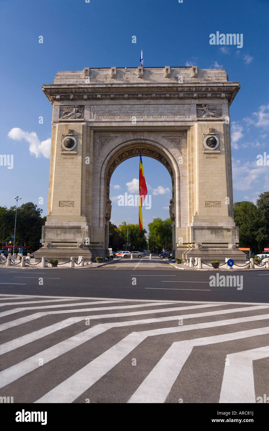 Arco di Trionfo (Arcul de Triumf) e bandiera rumena, Bucarest, Romania, Europa Foto Stock