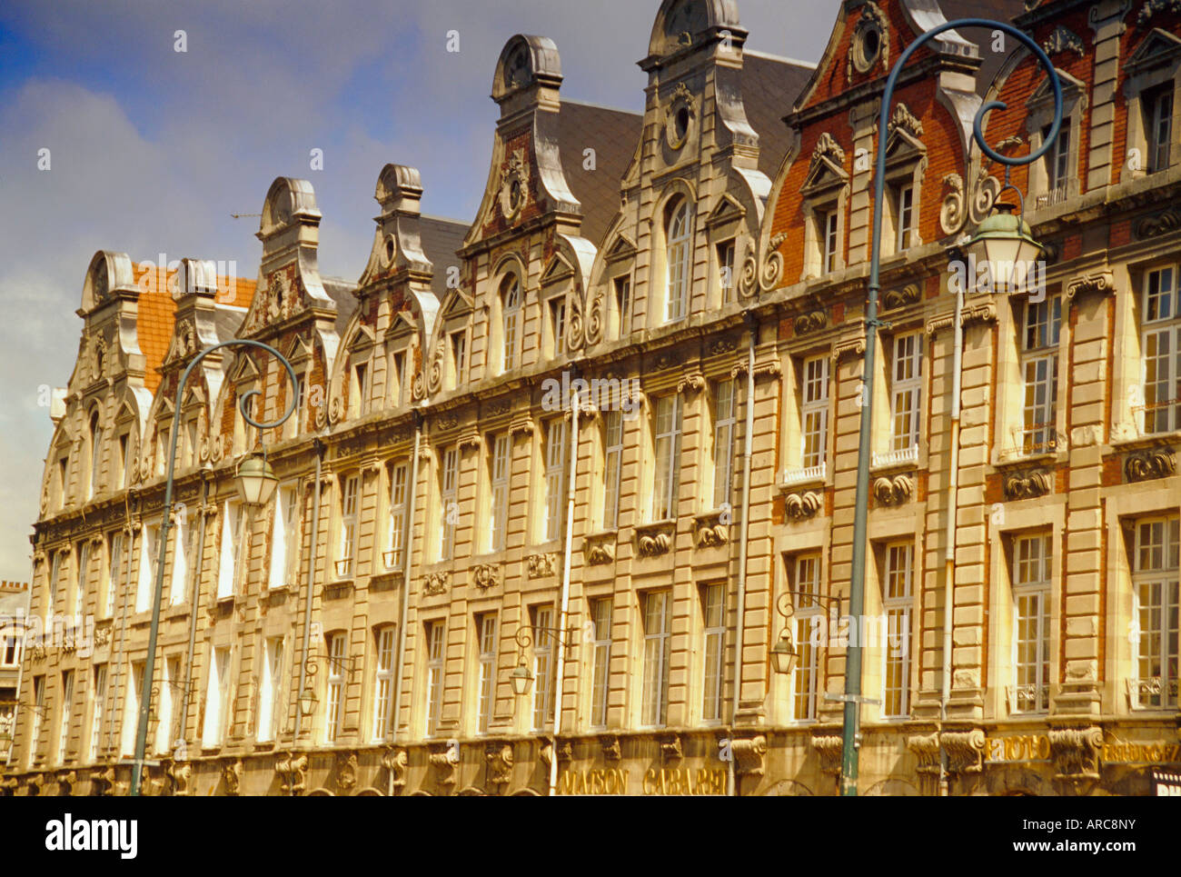 Edifici fiamminghi del XVII e XVIII secolo, Places des Heros, Arras, Pas-de-Calais, in Francia, in Europa Foto Stock