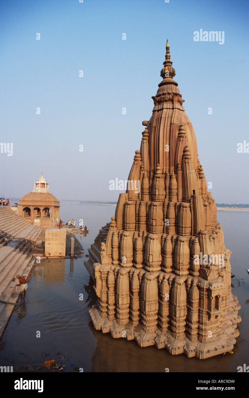 Parzialmente sommerso inclinato tempio di Shiva al di sotto del ghats sul bordo del fiume Gange, Varanasi, Uttar Pradesh, India Foto Stock