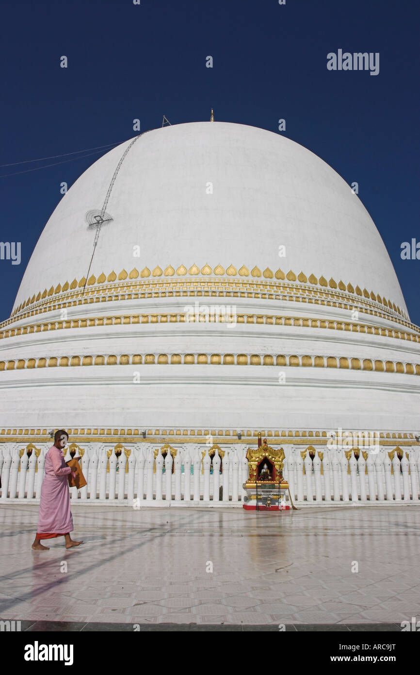 Nun davanti al 46m cupola emisferica a Kaunghmudaw Paya (Rajamanisula pagoda), Sagaing, Mandalay Myanmar (Birmania), Asia Foto Stock