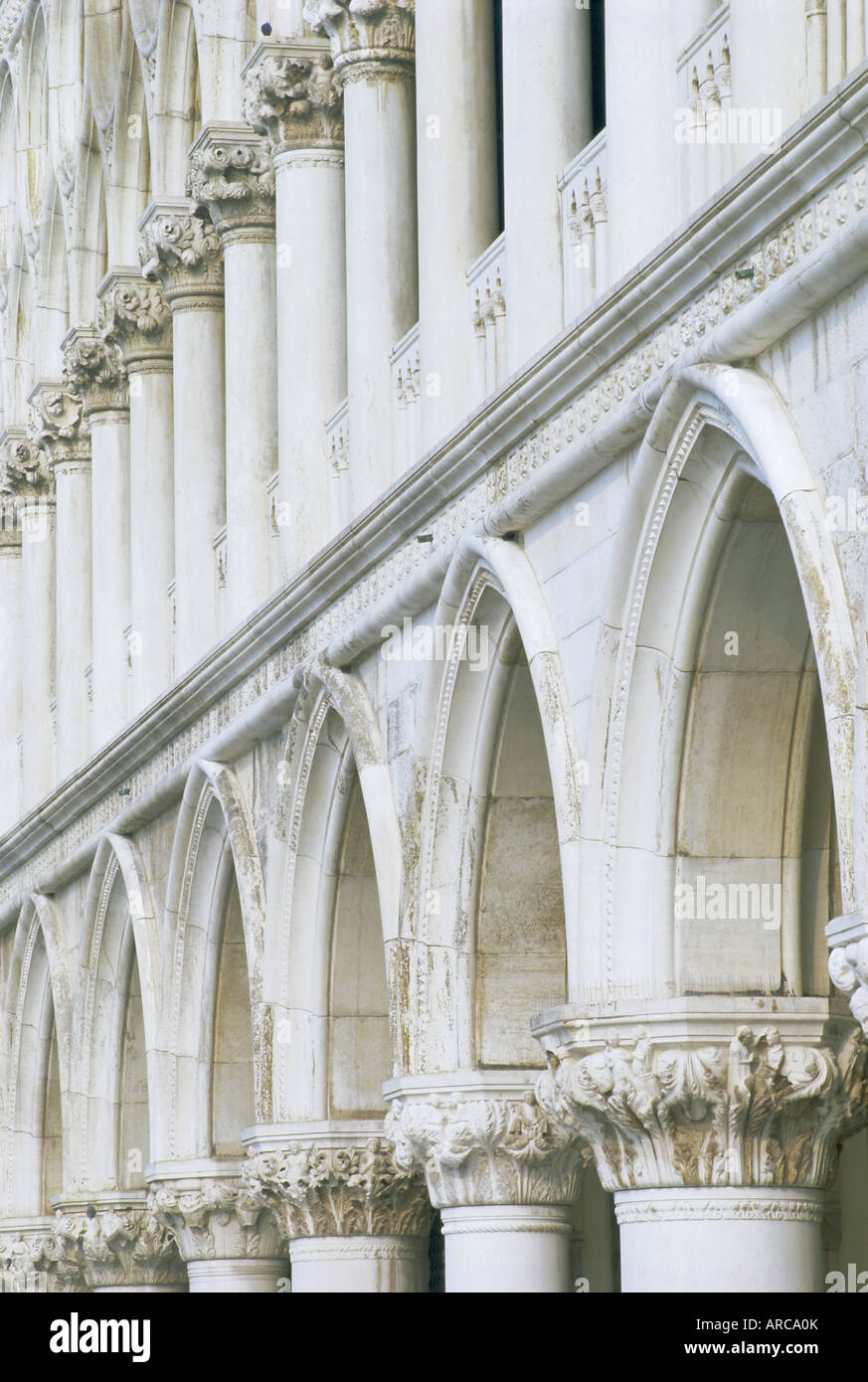 Colonne ed archi bianchi di Palazzo Ducale, Piazza San Marco, Venezia, Sito Patrimonio Mondiale dell'UNESCO, Veneto, Italia, Europa Foto Stock