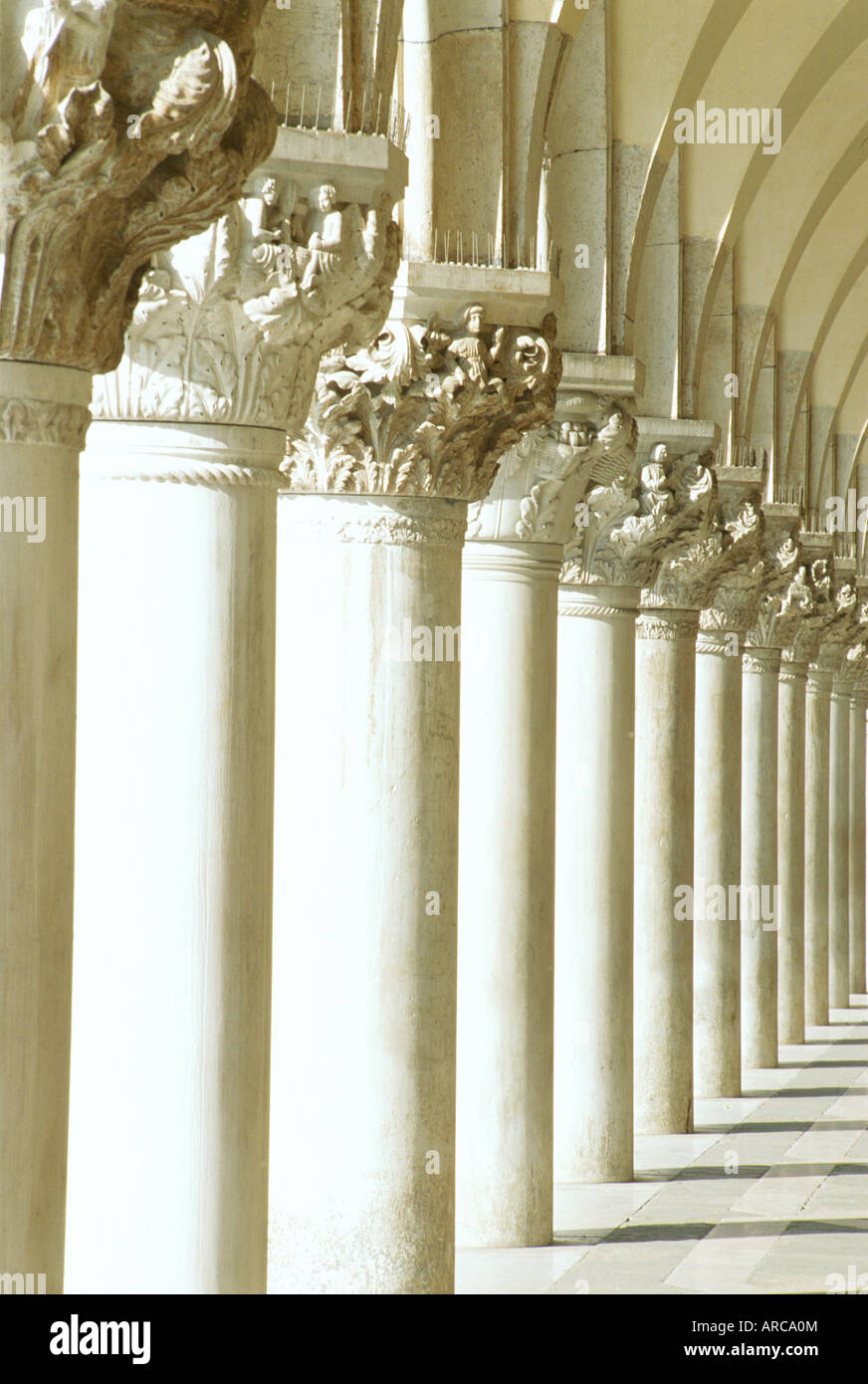 Colonne bianche di Palazzo Ducale, Piazza San Marco, Venezia, Italia Foto Stock