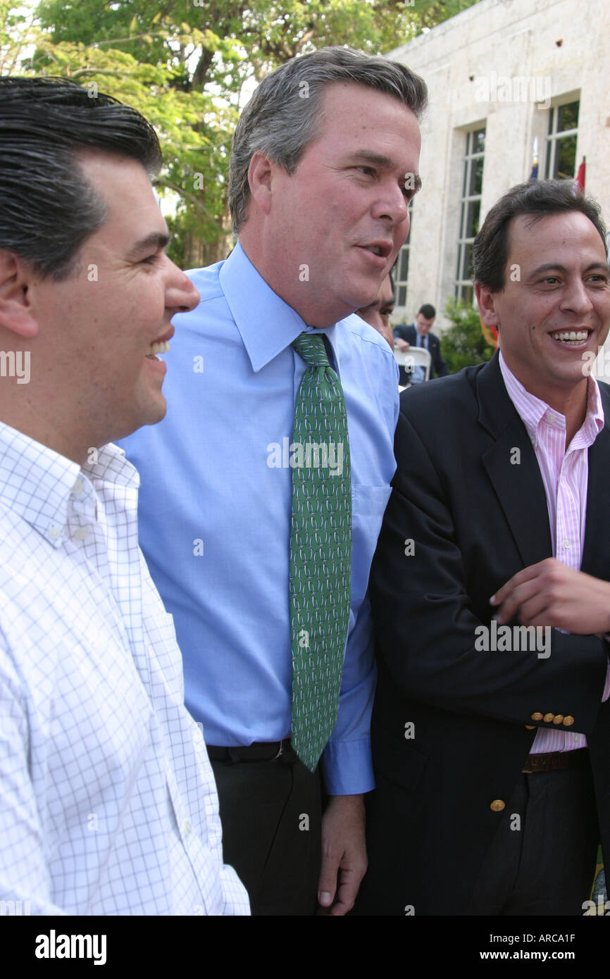 Miami Beach Florida, Collins Park, celebrazione del Cinco de Mayo del Messico, governatore Jeb Bush, minoranza immigranti etnici latini ispanici latini, residenza Foto Stock