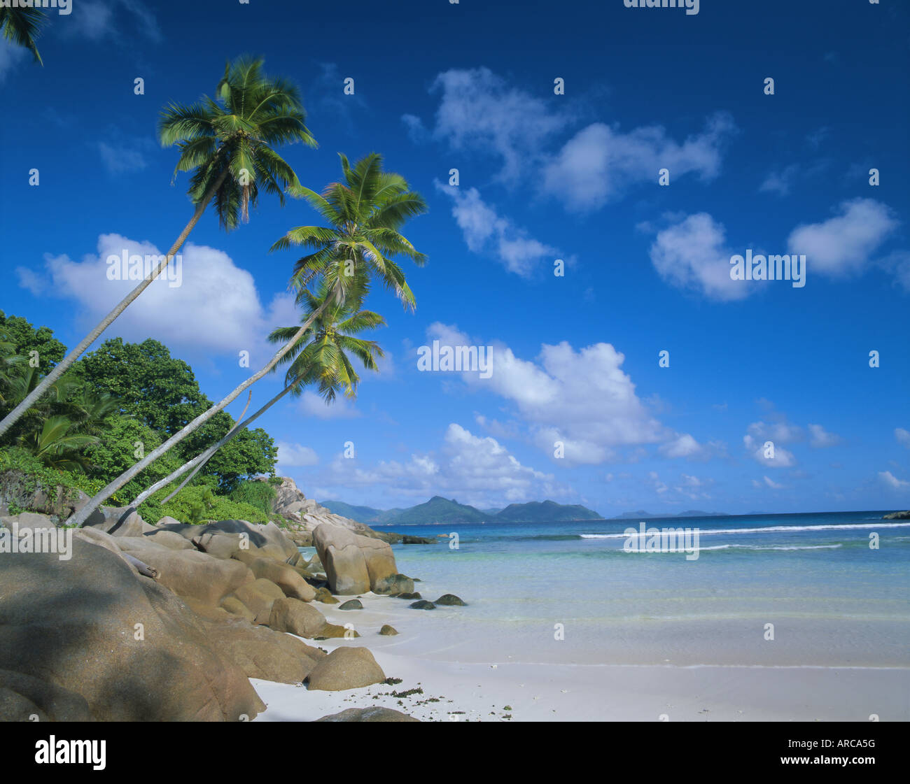 Anse severe, La Digue con l'isola di Praslin in background, Seychelles, Oceano indiano, Africa Foto Stock