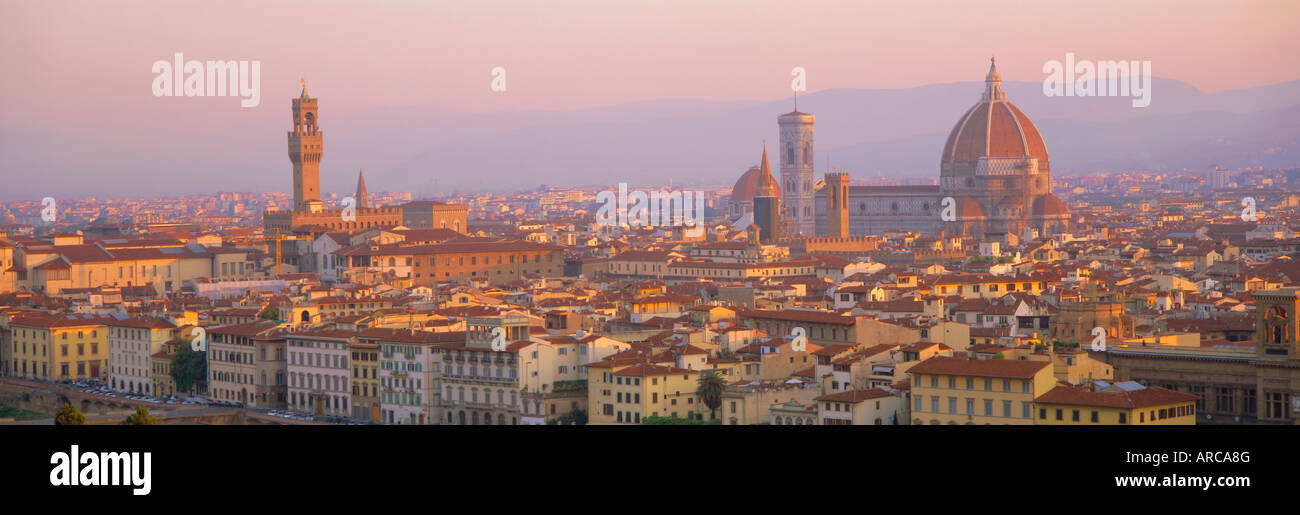 Alba su Firenze che mostra il Duomo e la Galleria degli Uffizi, Toscana, Italia Foto Stock