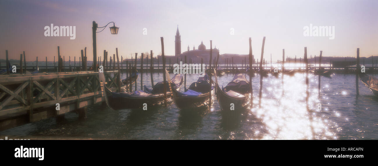Vista panoramica, soft focus effetto, attraverso la laguna verso Venezia, Isola di San Giorgio Maggiore, Veneto, Italia Foto Stock