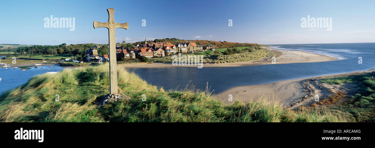 Vista del villaggio di Alnmouth con il fiume Aln che fluisce nel Mare del Nord, Northumberland, England, Regno Unito Foto Stock