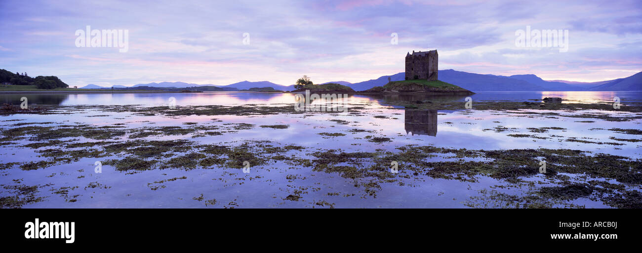 Castle Stalker al tramonto, vicino a Oban, regione delle Highlands, Scotland, Regno Unito, Europa Foto Stock