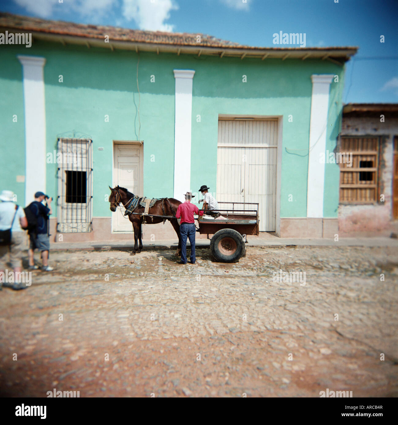 Due uomini a cavallo e carrello, Trinidad, Cuba, West Indies, America Centrale Foto Stock