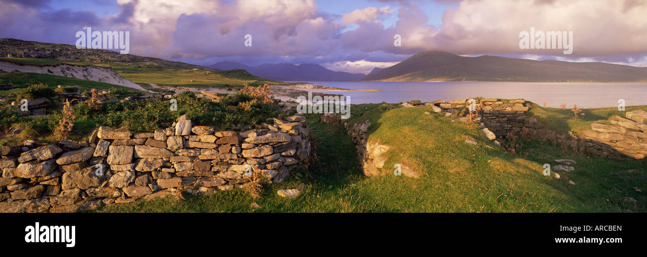 Vista verso l isola di Lewis dalle rovine di Blackhouses, Paible, Taransay, Ebridi Esterne, Scotland, Regno Unito, Europa Foto Stock