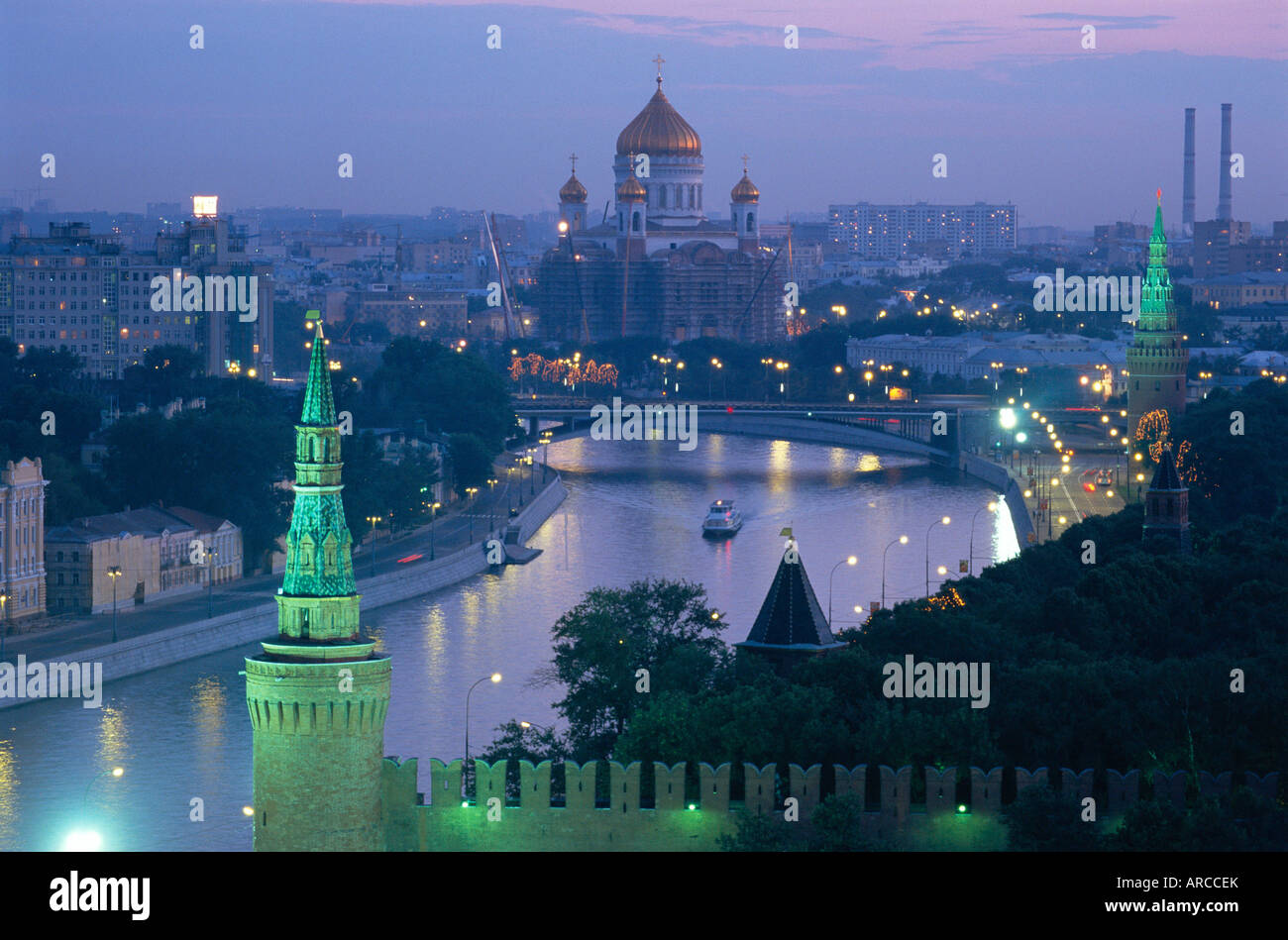 Skyline della città e del fiume Moskva al crepuscolo, Mosca, Russia Foto Stock