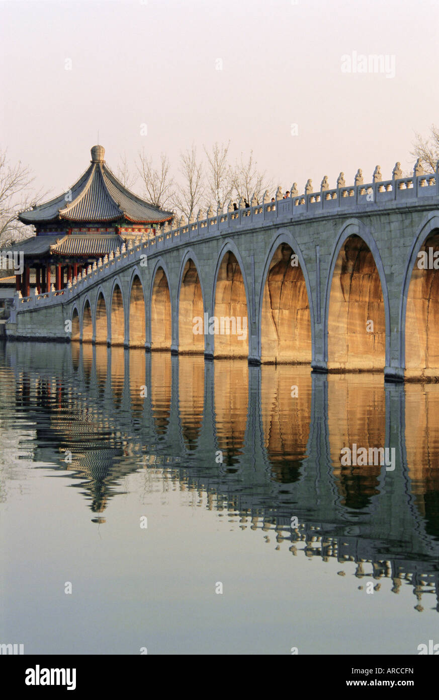 Diciassette il ponte di Arco, Lago Kunming, Palazzo Estivo, Pechino, Cina e Asia Foto Stock