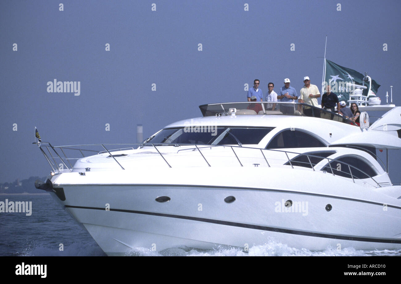 Yacht a motore sul Solent durante la Cowes Week Foto Stock