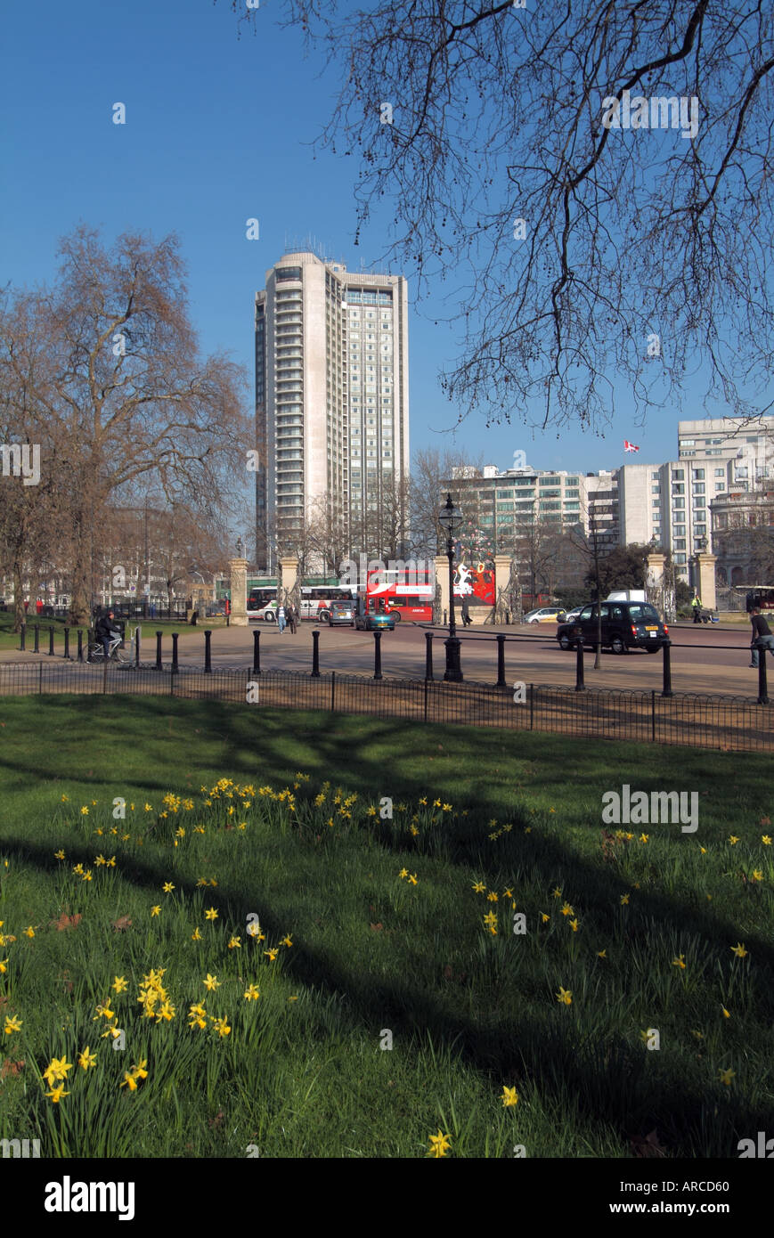 Winter Trees & Luxury Hilton Hotel business in a 5 stelle Edificio di grattacieli di riferimento del paesaggio urbano in Park Lane Hyde Park Mayfair Londra Inghilterra Regno Unito Foto Stock Winter Trees & Luxury Hilton Hotel business in a 5 stelle Edificio di grattacieli di riferimento del paesaggio urbano in Park Lane Hyde Park Mayfair Londra Inghilterra Regno Unito Foto Stock