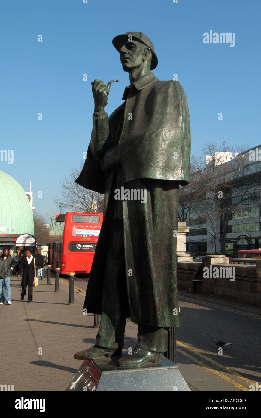 Street scene full length scultura Sherlock Holmes come statua di bronzo dello scultore John Doubleday con mantello di pipe faccia & cappello vicino Baker Street Londra UK Foto Stock