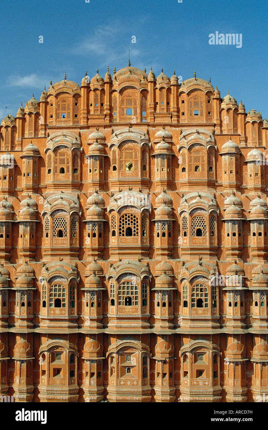 Particolare della facciata del palazzo dei venti o Hawa Mahal, Jaipur, Rajasthan, India Foto Stock