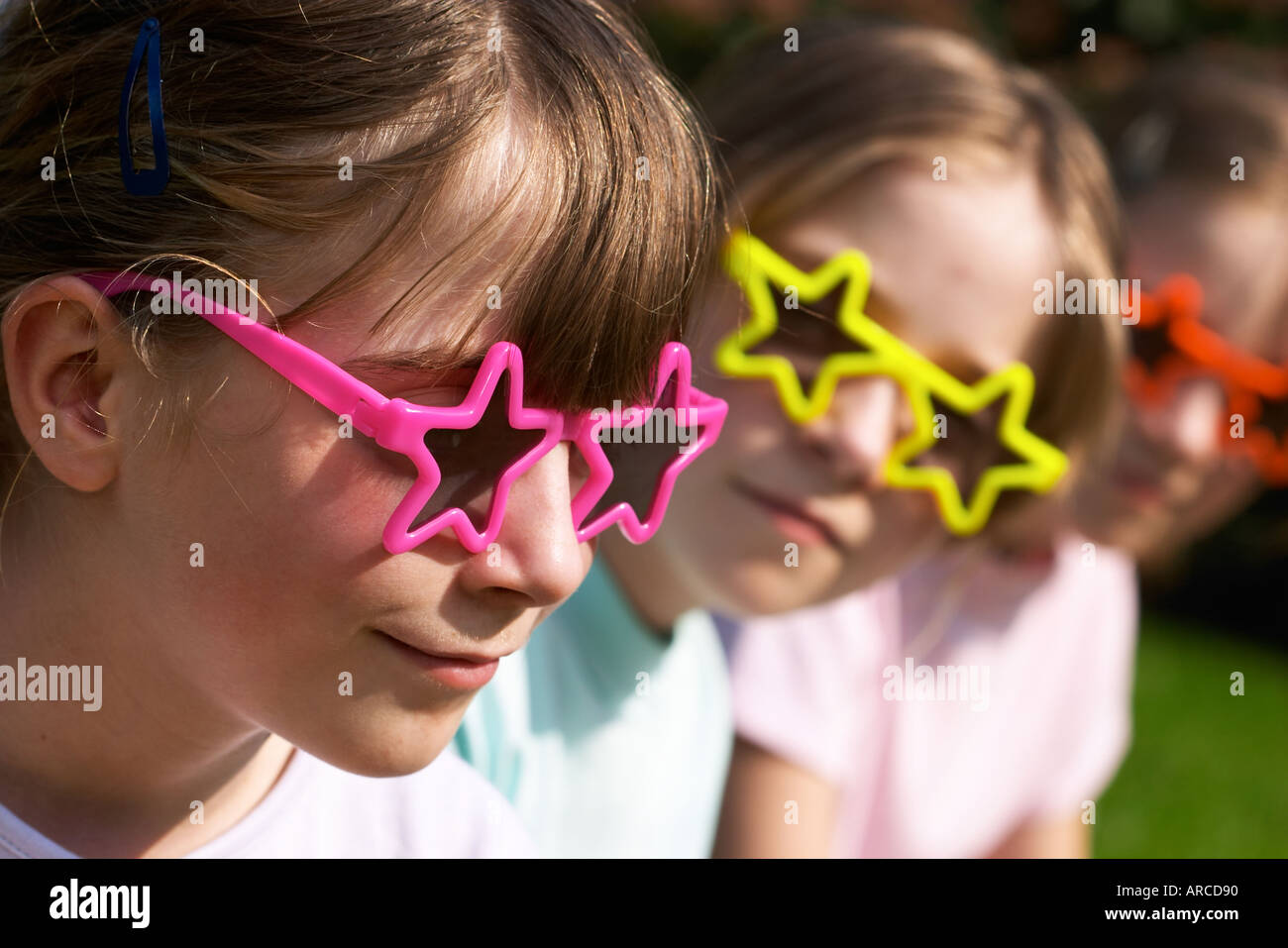Gravidanza trigemellare giovani ragazze che indossano occhiali silly godendo del sole Foto Stock